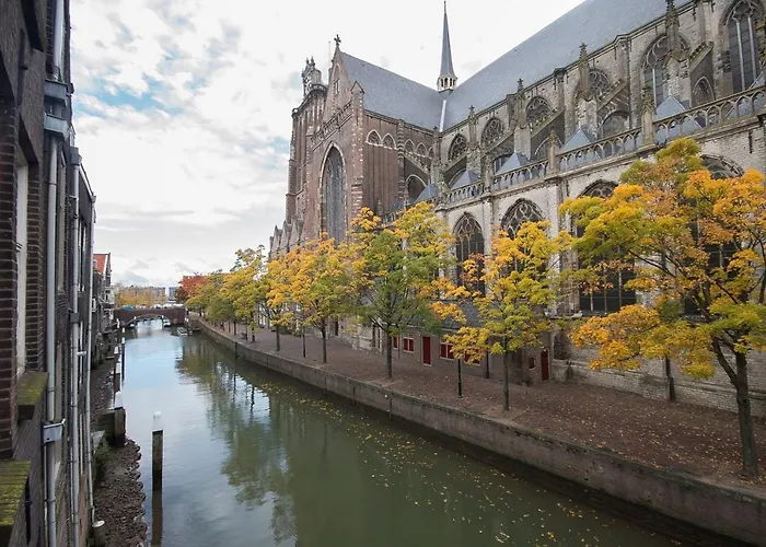 Voorstraat-straatzicht Boven * Dordrecht
